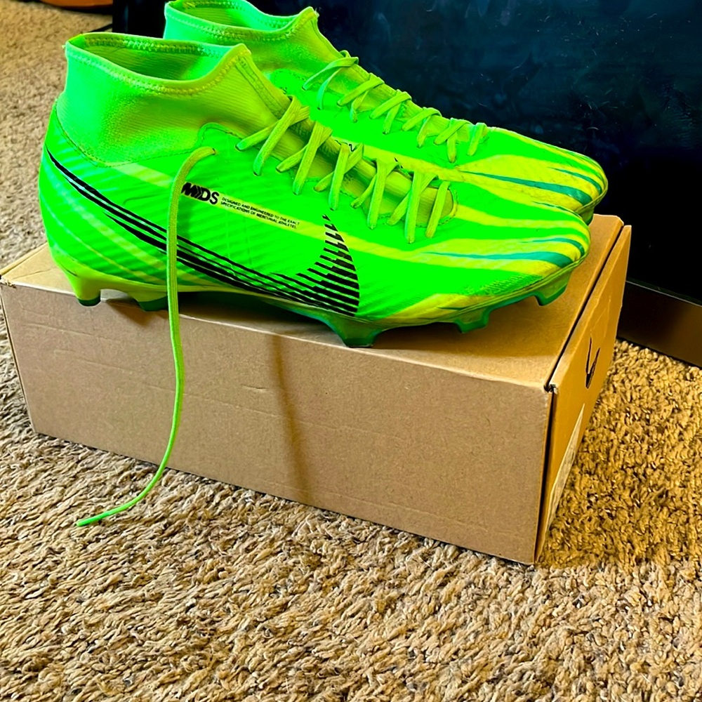 Nike Superfly 8 Elite Mercurial
 soccer/ football cleats
